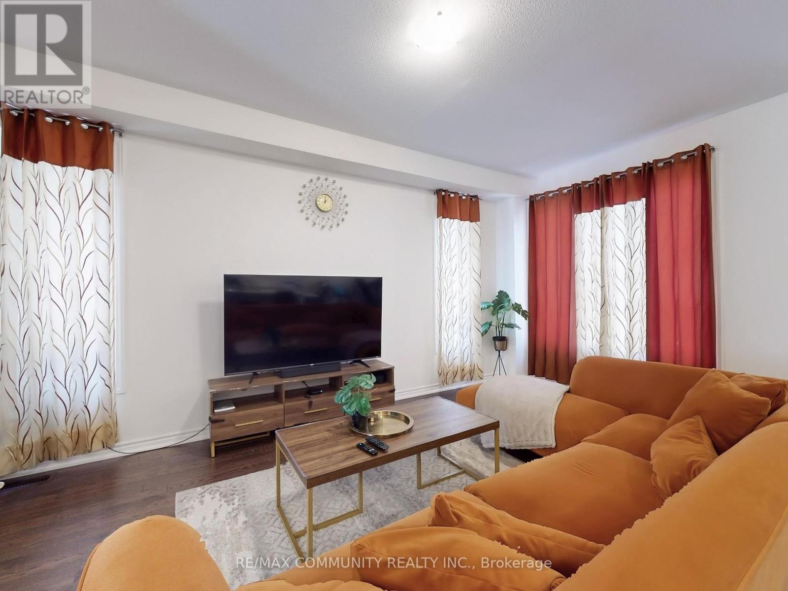 Photo 11 of 474 Twin Streams Road, Whitby ON