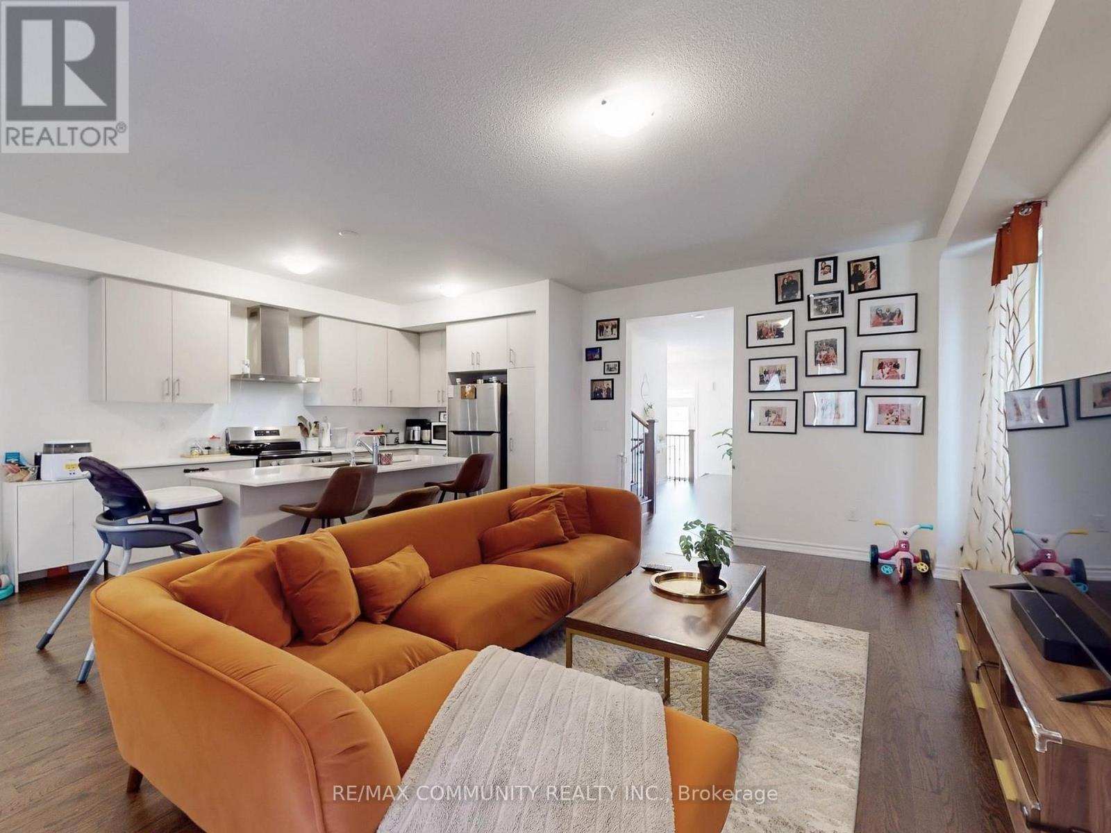 Photo 12 of 474 Twin Streams Road, Whitby ON