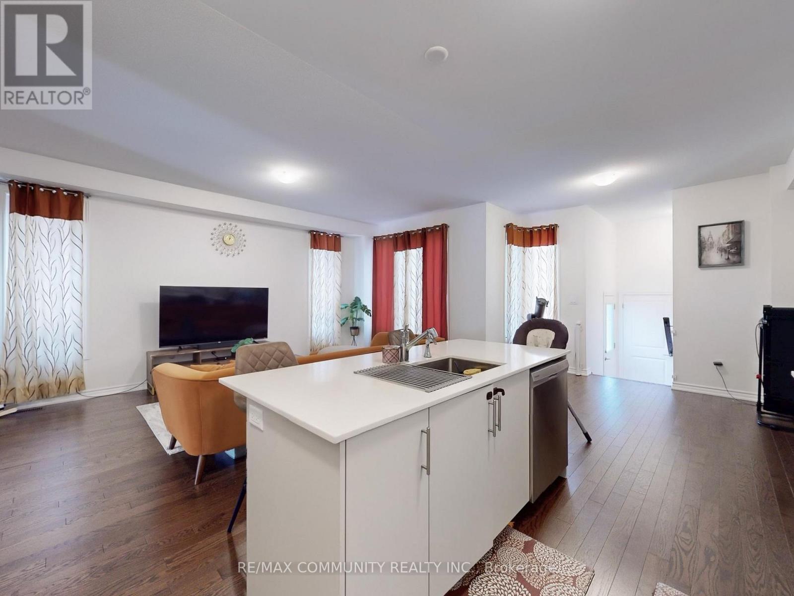 Photo 17 of 474 Twin Streams Road, Whitby ON