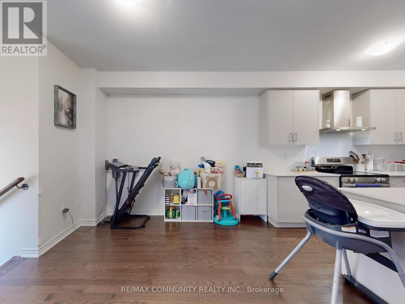 Photo 18 of 474 Twin Streams Road, Whitby ON