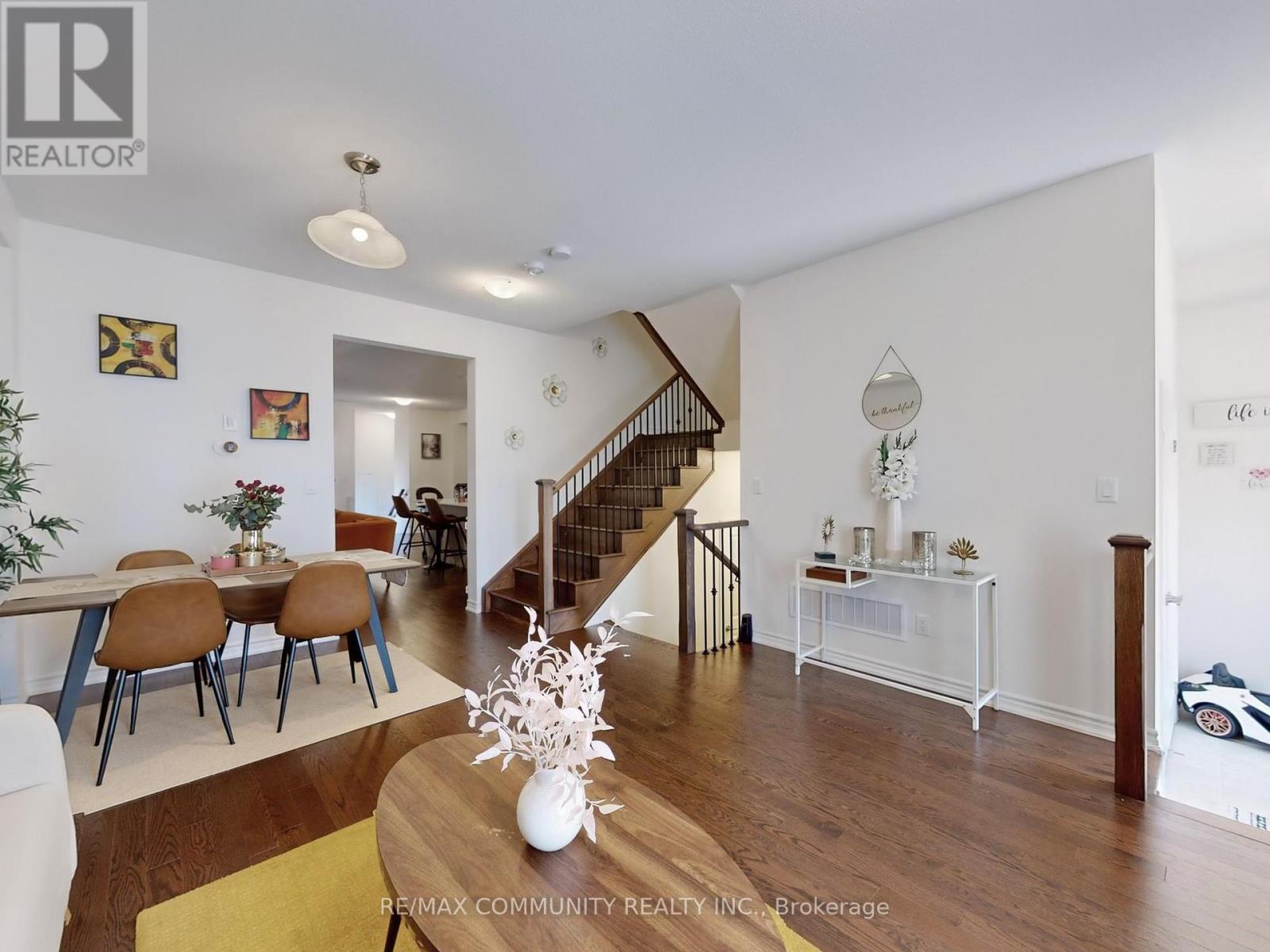 Photo 8 of 474 Twin Streams Road, Whitby ON