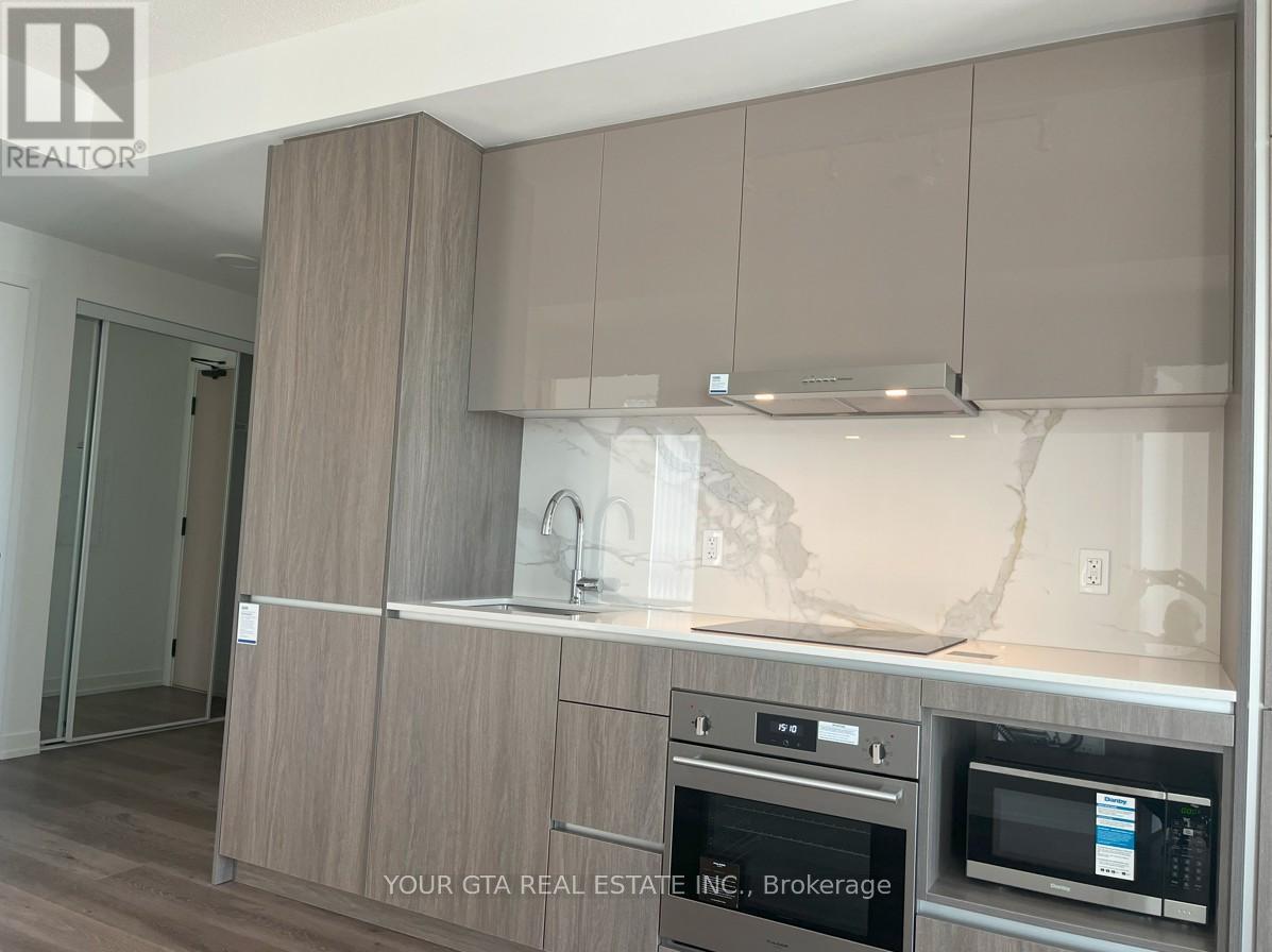 Photo 10 of 2912 28 Interchange Way, Vaughan ON