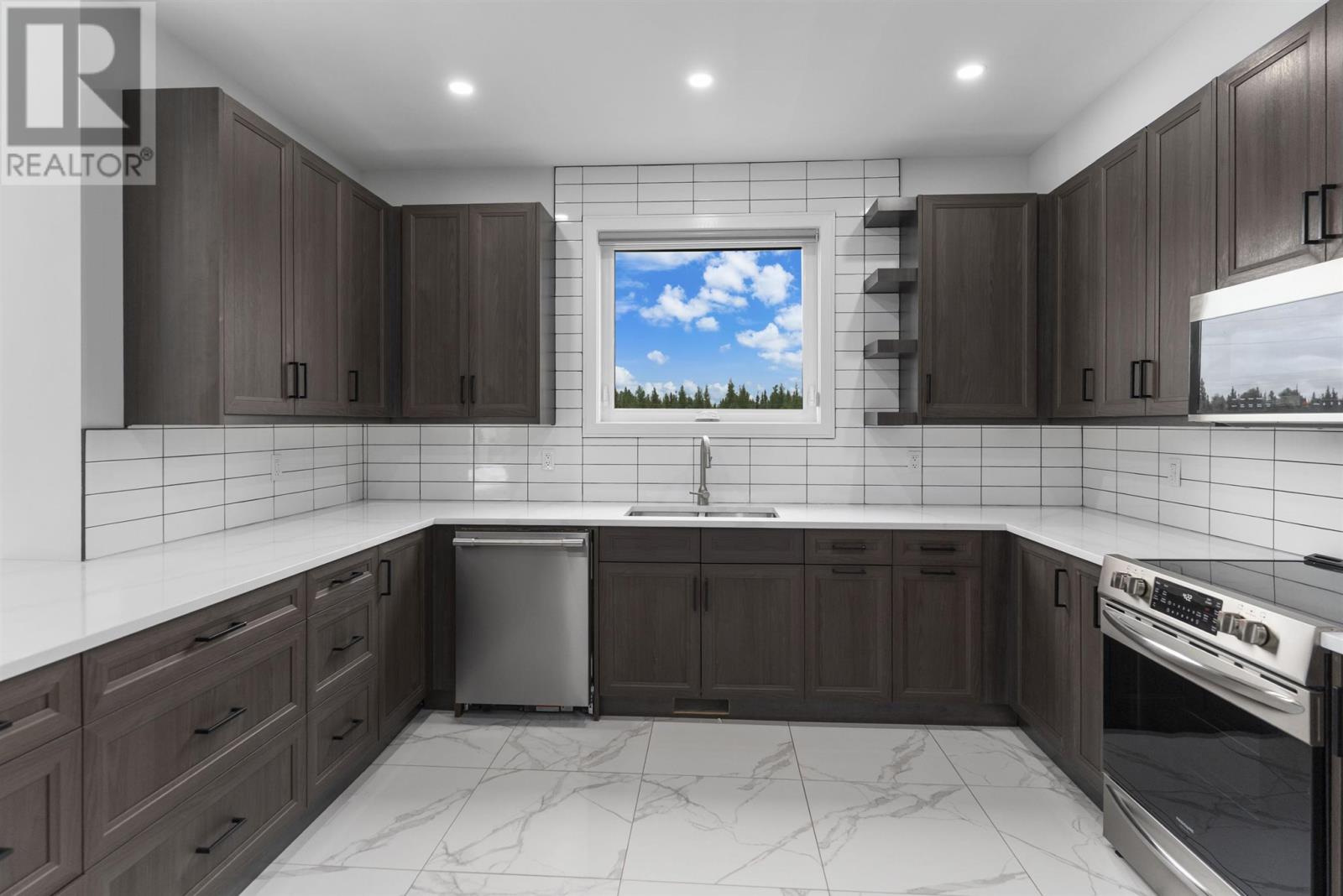 Photo 15 of 433 Muskrat Dr, Thunder Bay ON