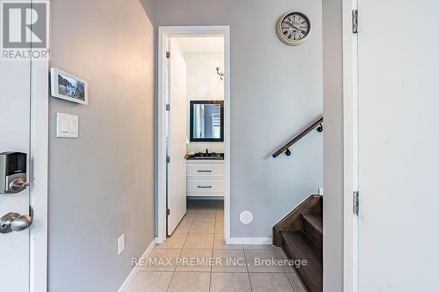 Photo 4 of 77 Sydney Circle, Vaughan ON