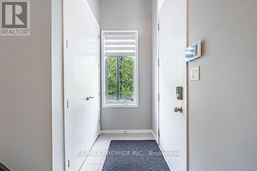 Photo 3 of 77 Sydney Circle, Vaughan ON