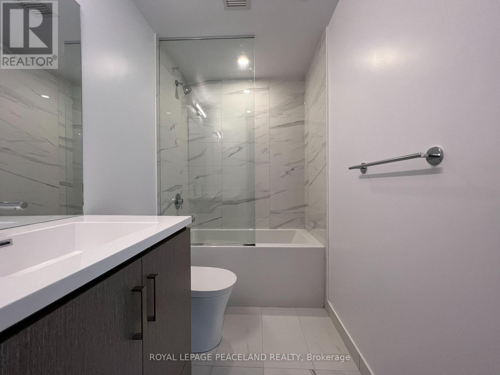 Photo 10 of 722 10 Honeycrisp Crescent, Vaughan ON