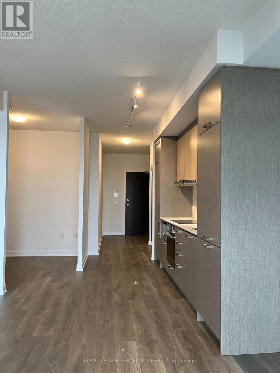 Photo 4 of 722 10 Honeycrisp Crescent, Vaughan ON