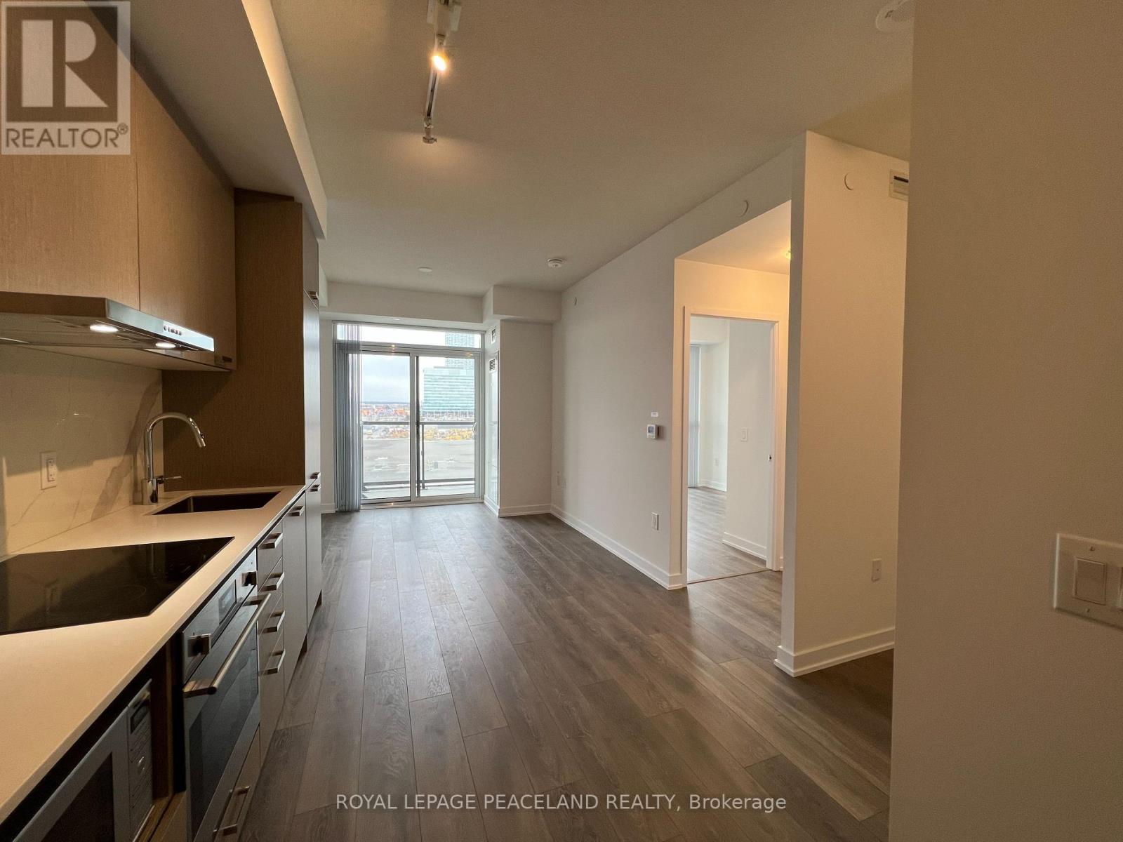 Photo 5 of 722 10 Honeycrisp Crescent, Vaughan ON