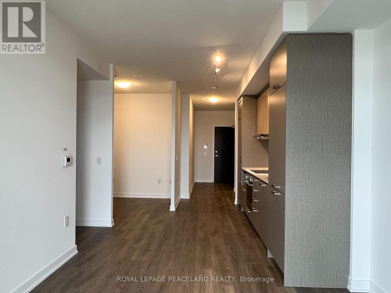 Photo 6 of 722 10 Honeycrisp Crescent, Vaughan ON