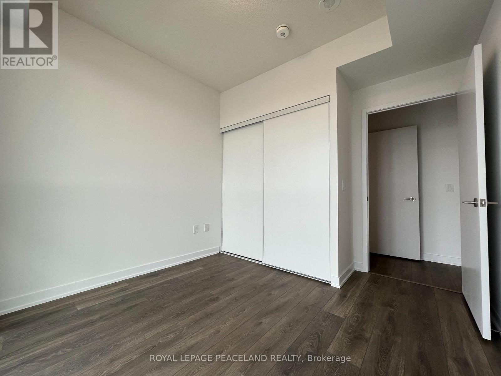 Photo 8 of 722 10 Honeycrisp Crescent, Vaughan ON