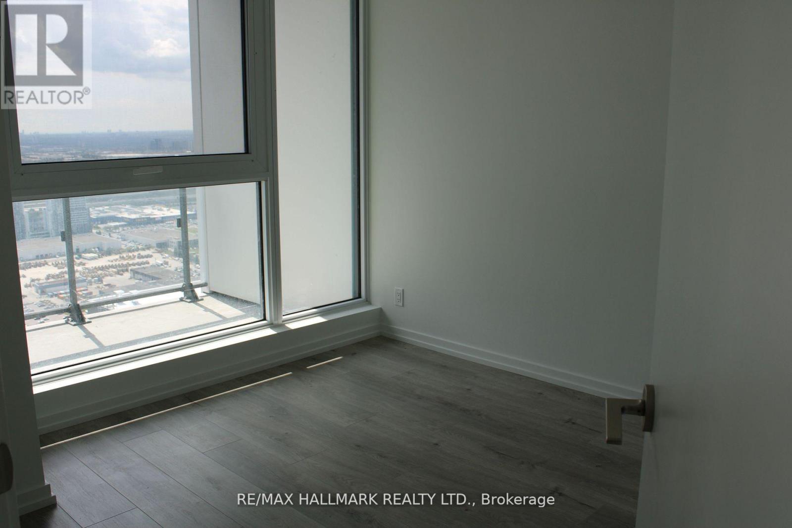 Photo 11 of 5008 1000 Portage Parkway, Vaughan ON