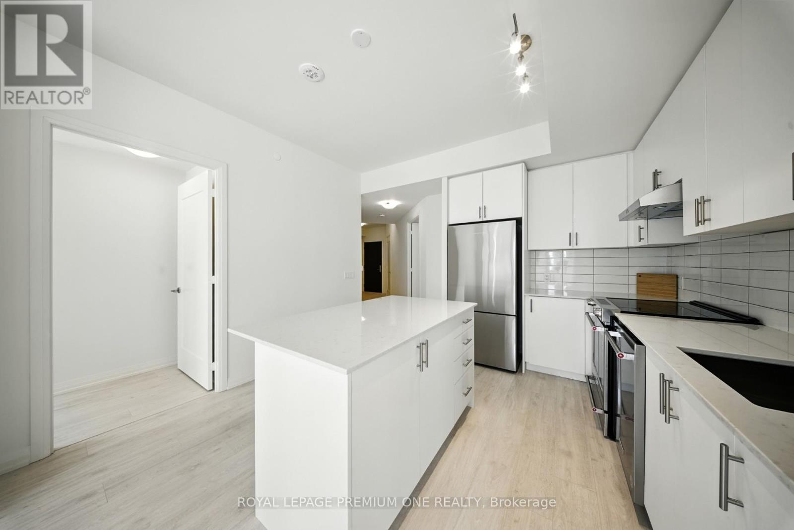 Photo 5 of 221 9000 Jane Street, Vaughan ON