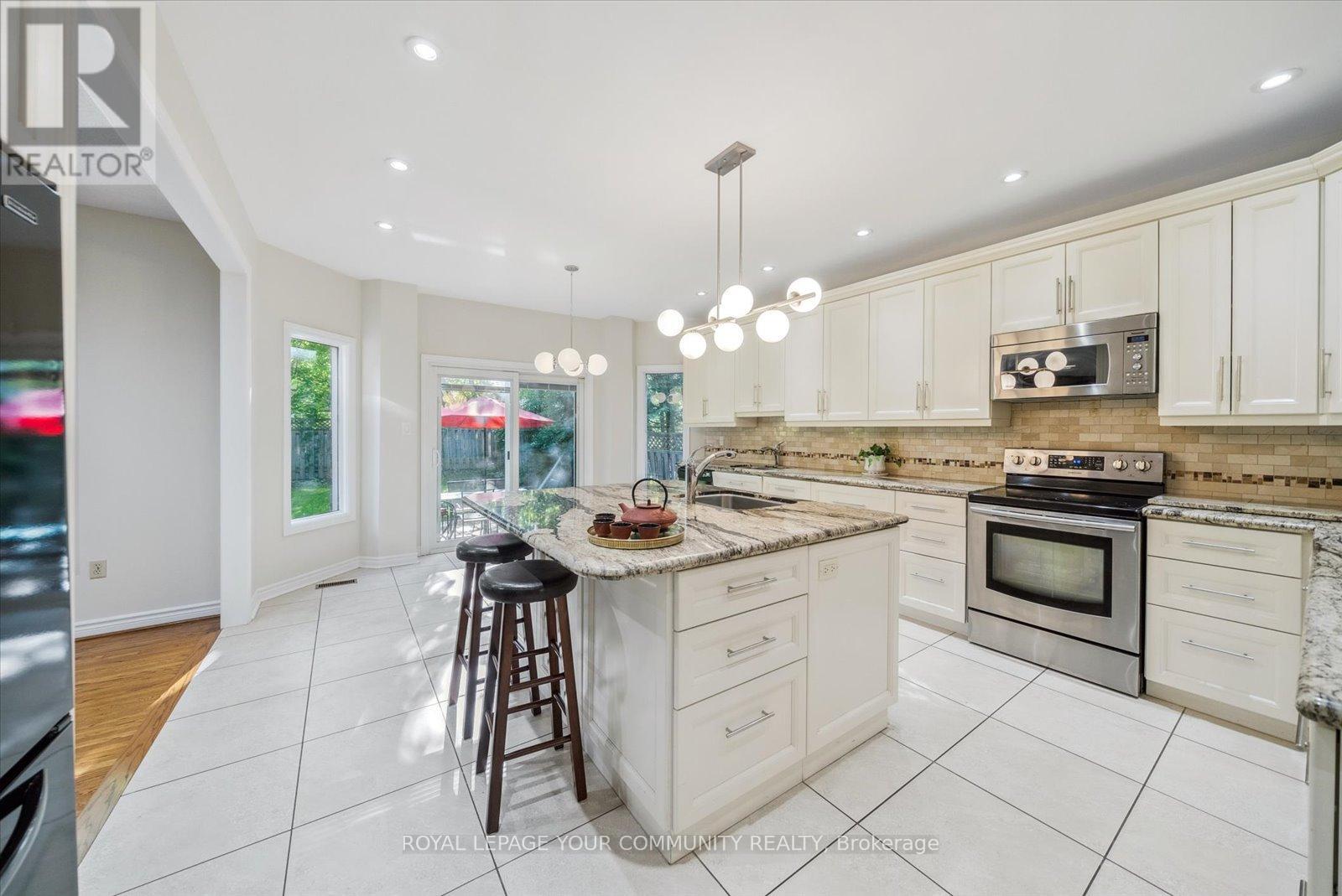 Photo 10 of 136 Markwood Lane, Vaughan ON