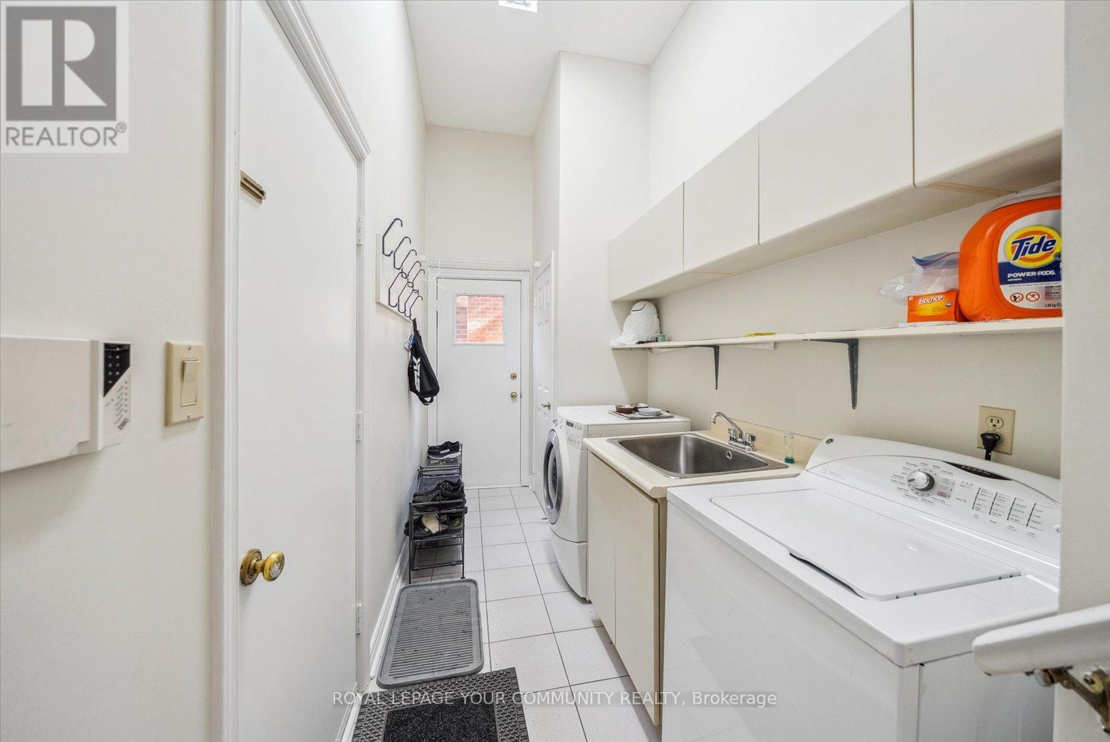 Photo 15 of 136 Markwood Lane, Vaughan ON