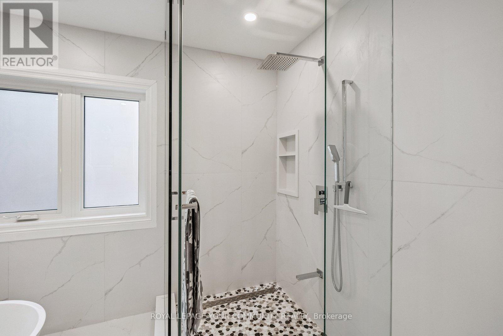Photo 22 of 136 Markwood Lane, Vaughan ON