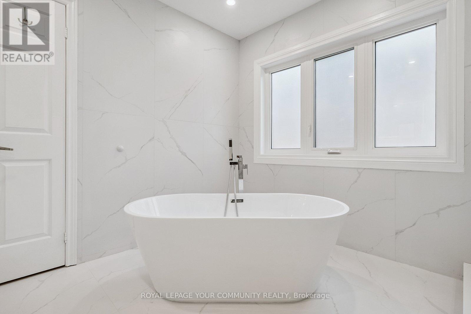 Photo 23 of 136 Markwood Lane, Vaughan ON