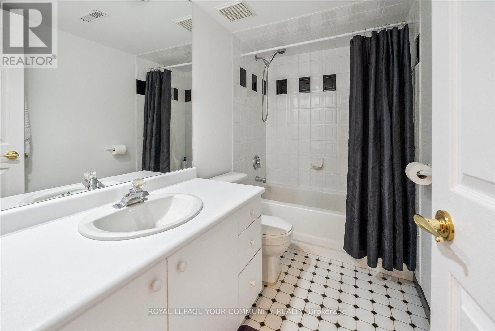 Photo 37 of 136 Markwood Lane, Vaughan ON