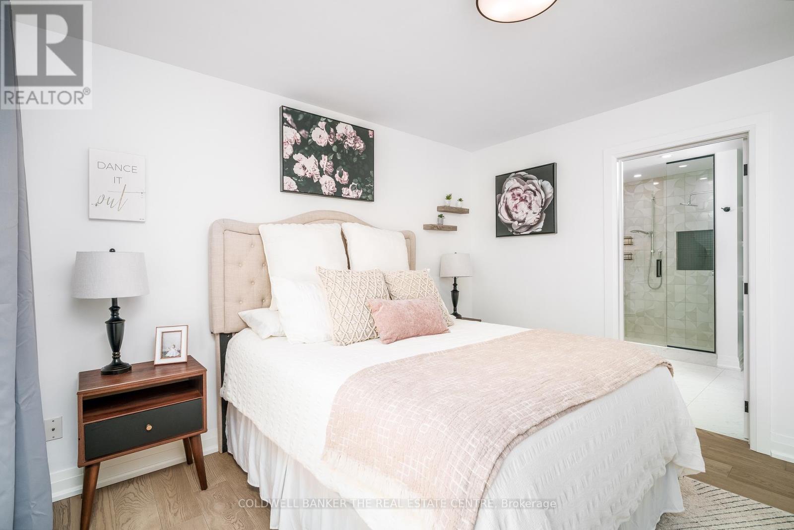 Photo 11 of 272 Avenue Road, Newmarket ON