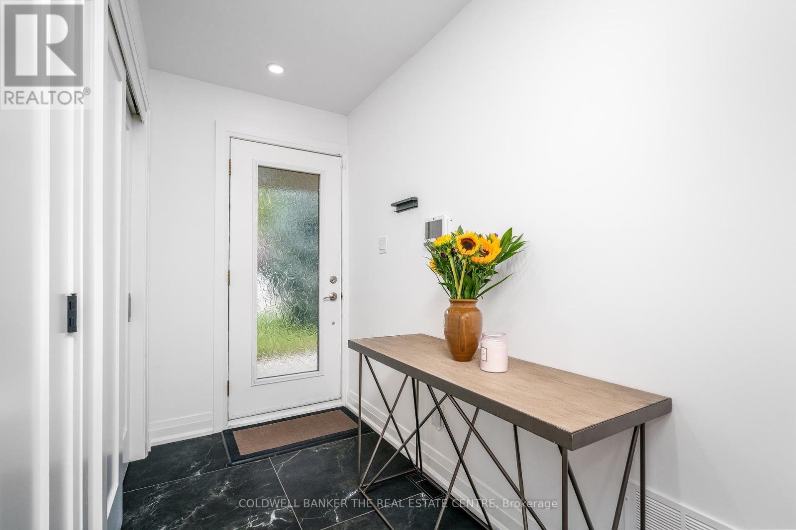 Photo 3 of 272 Avenue Road, Newmarket ON