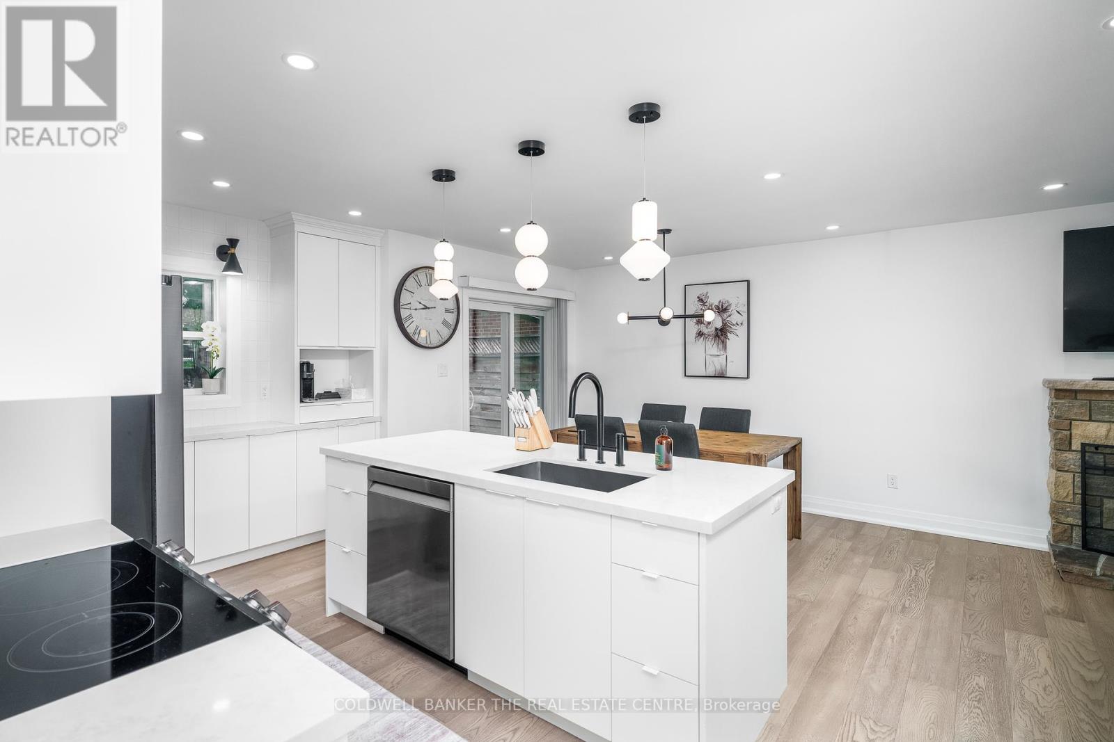 Photo 4 of 272 Avenue Road, Newmarket ON