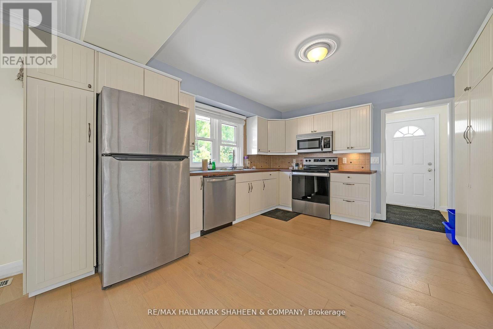 Photo 11 of 99 Lucas Street, Richmond Hill ON