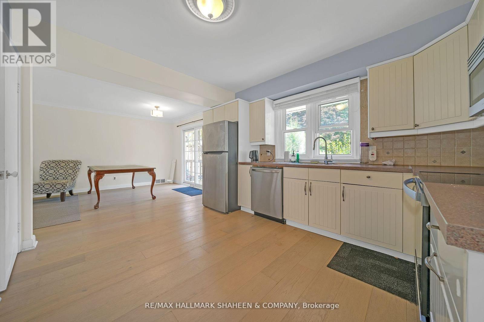 Photo 13 of 99 Lucas Street, Richmond Hill ON