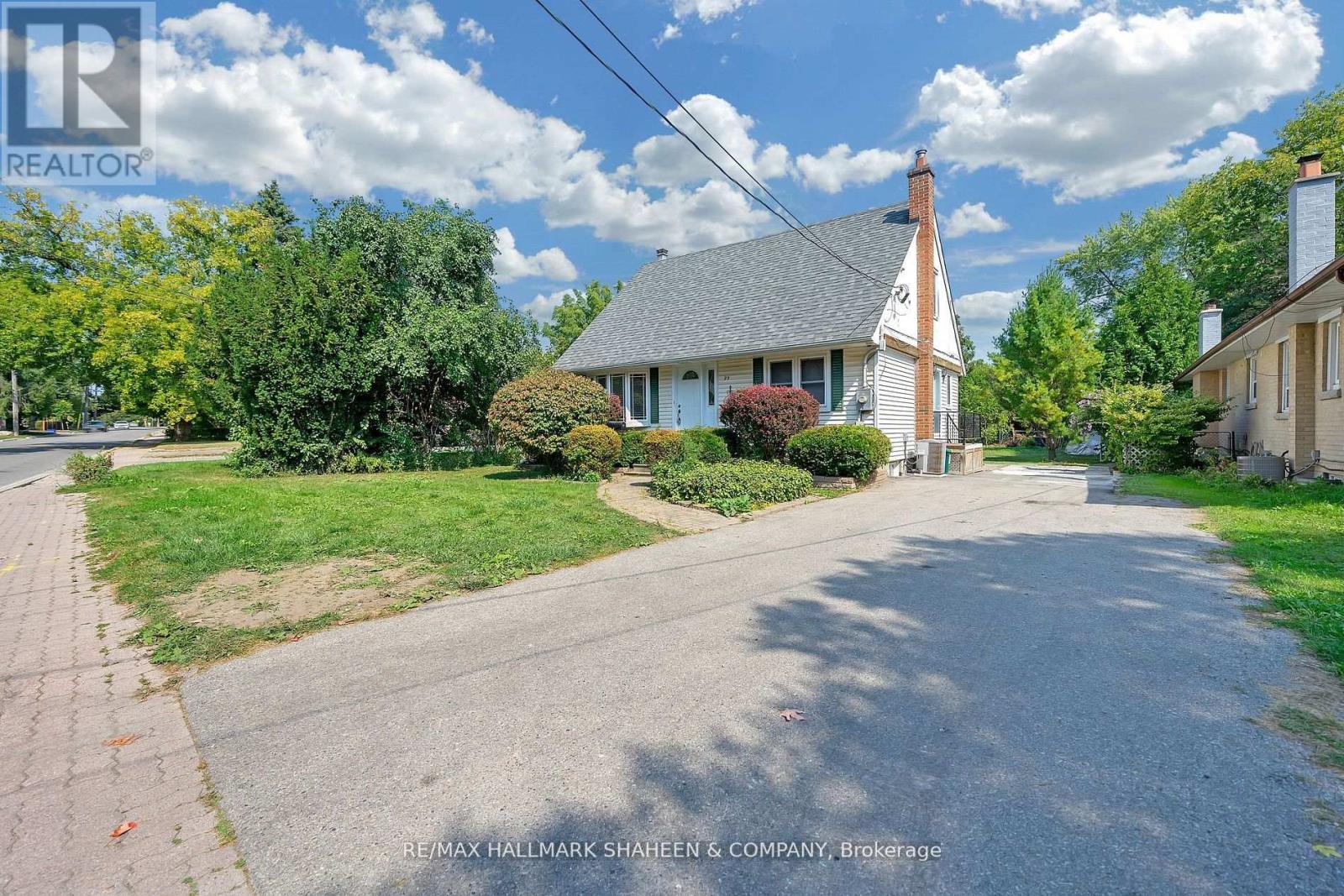 Photo 3 of 99 Lucas Street, Richmond Hill ON