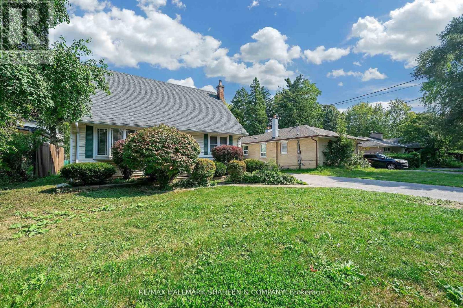 Photo 4 of 99 Lucas Street, Richmond Hill ON