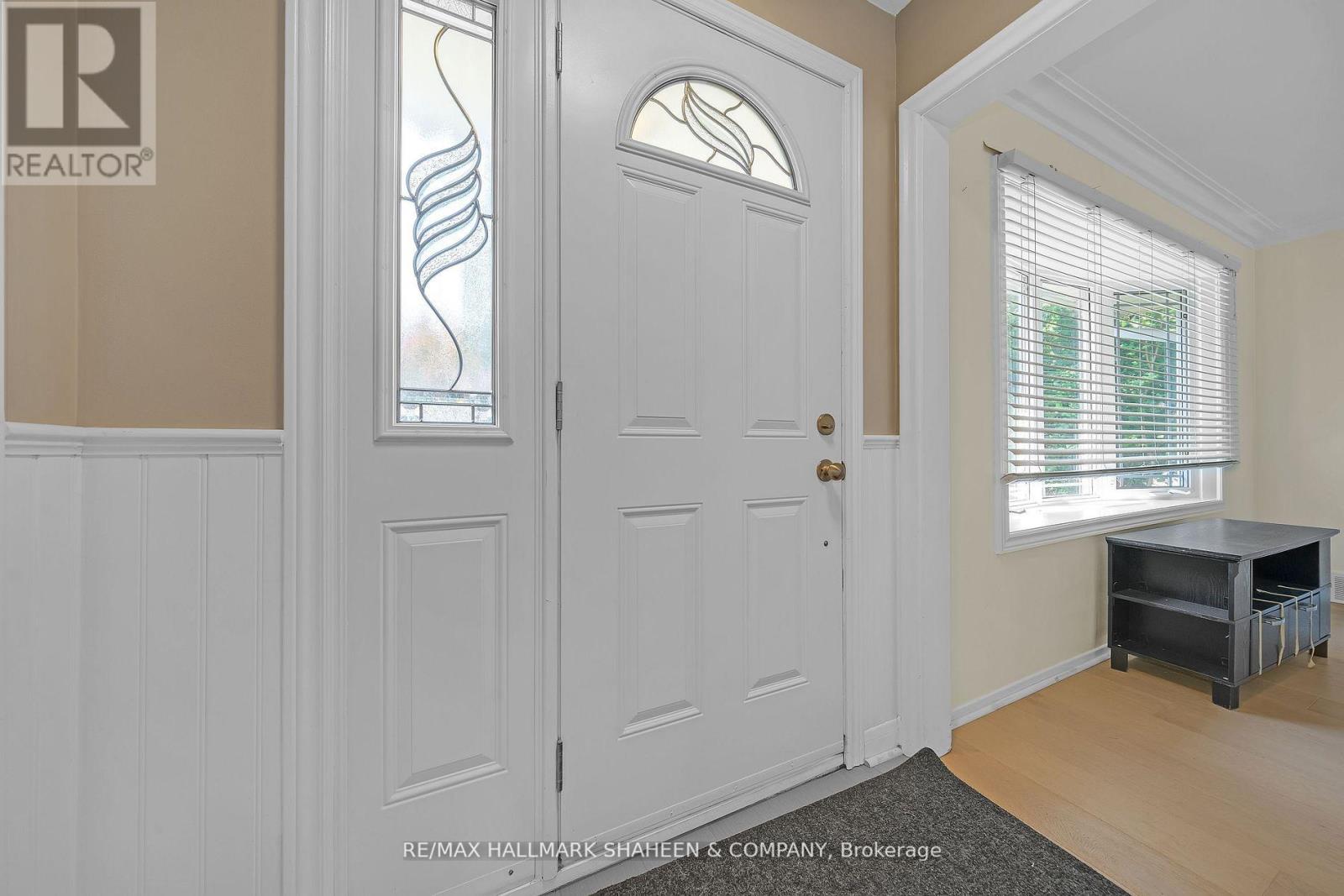 Photo 5 of 99 Lucas Street, Richmond Hill ON