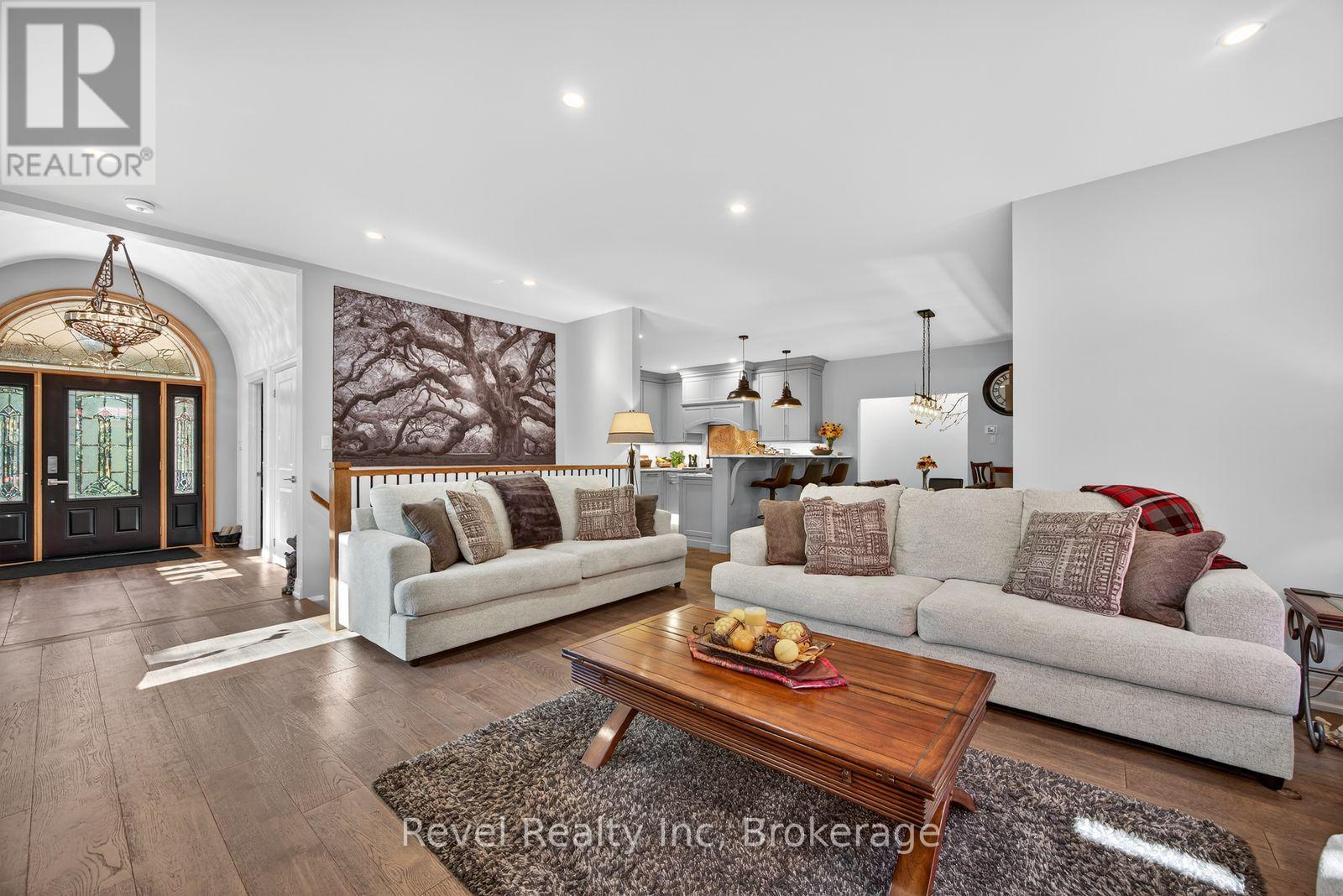 Photo 10 of 517 Silverbirch Drive, Tiny ON