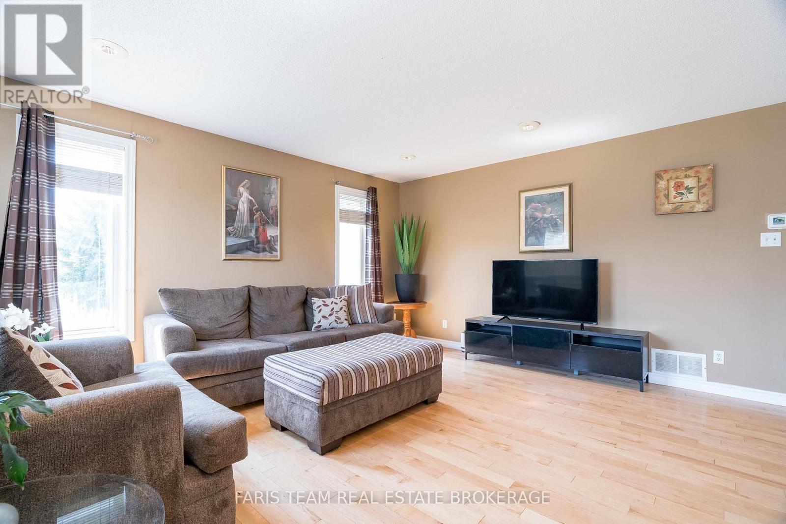 Photo 10 of 36 Marlow Circle, Springwater ON