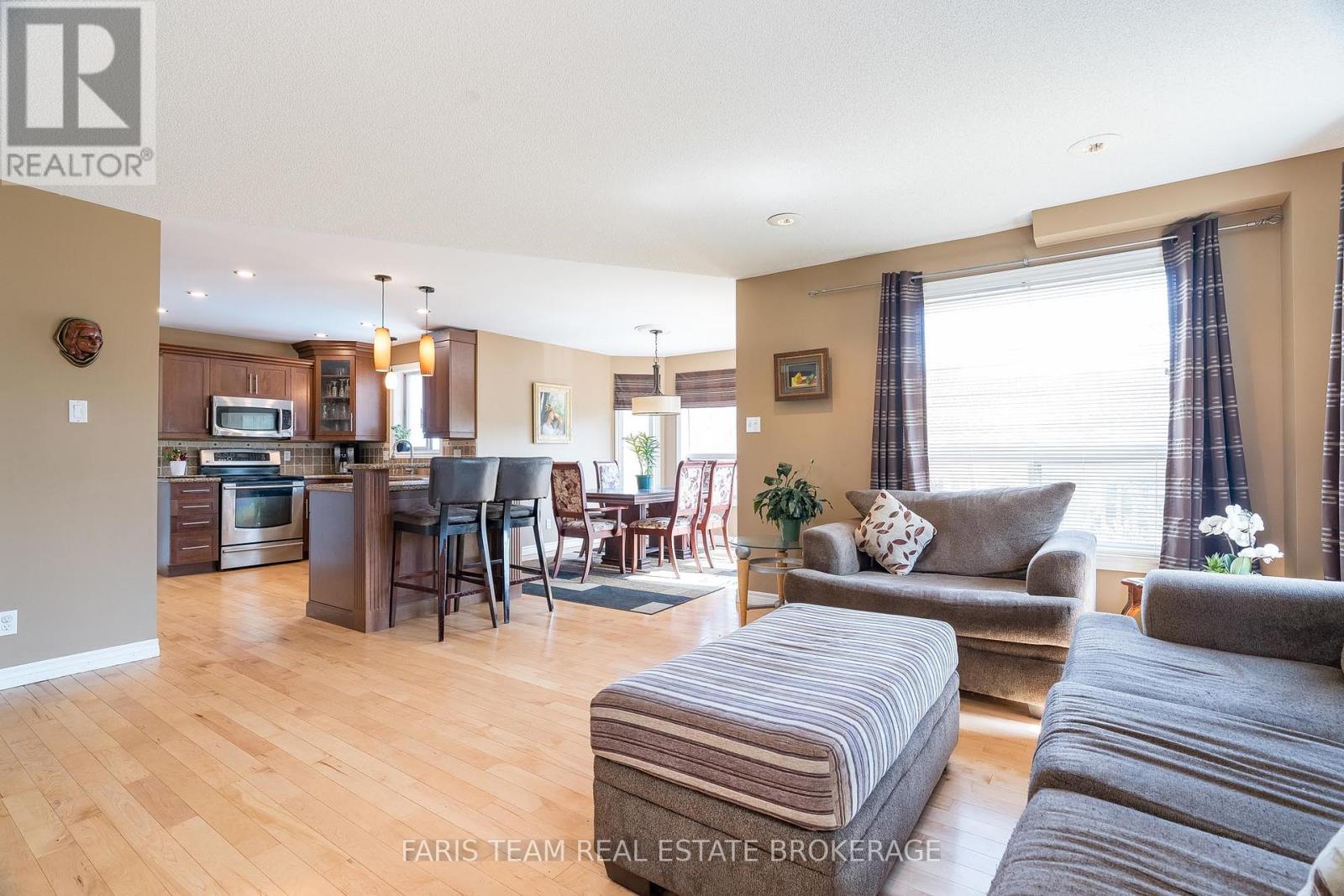 Photo 11 of 36 Marlow Circle, Springwater ON
