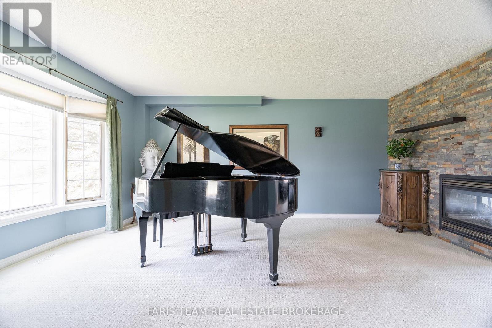 Photo 12 of 36 Marlow Circle, Springwater ON