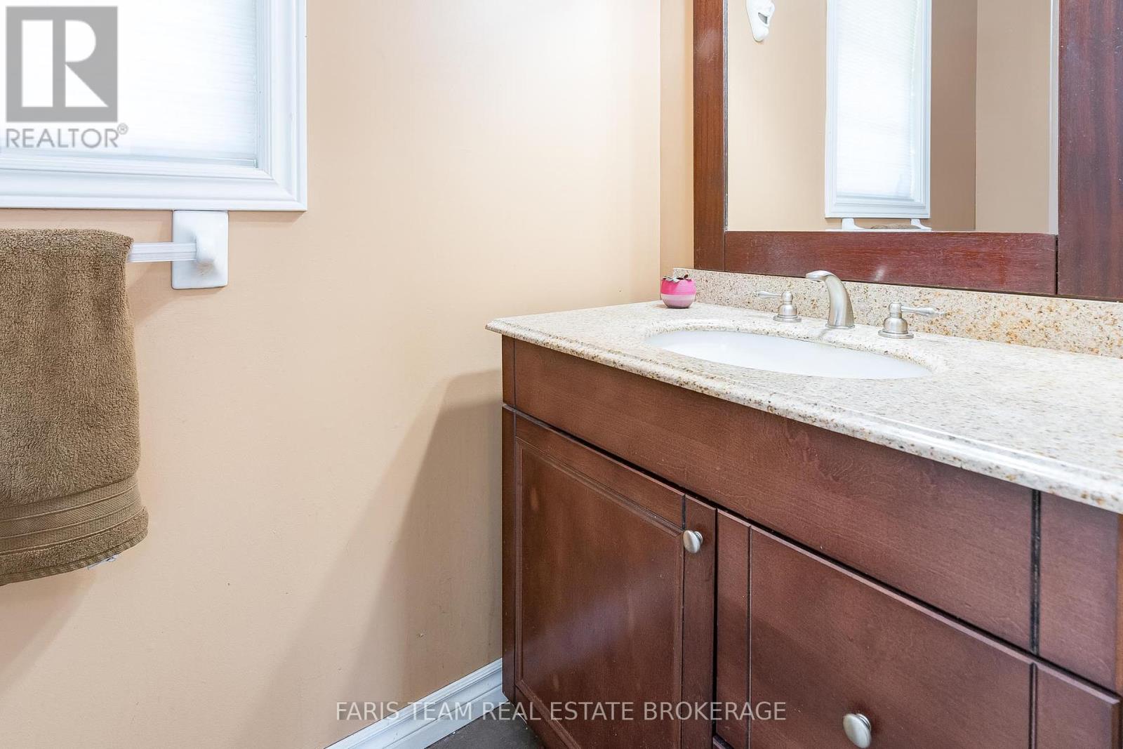 Photo 15 of 36 Marlow Circle, Springwater ON