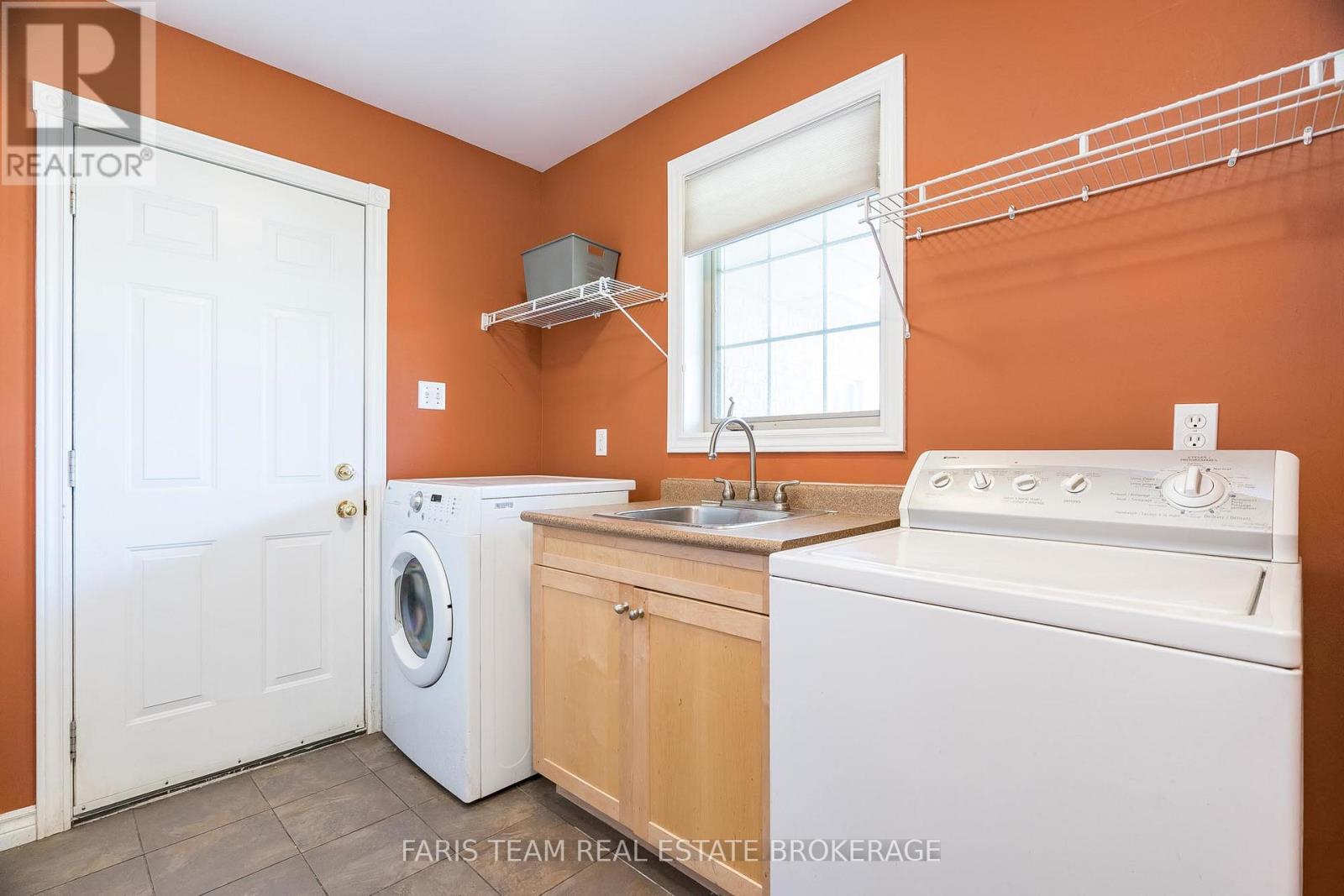 Photo 16 of 36 Marlow Circle, Springwater ON