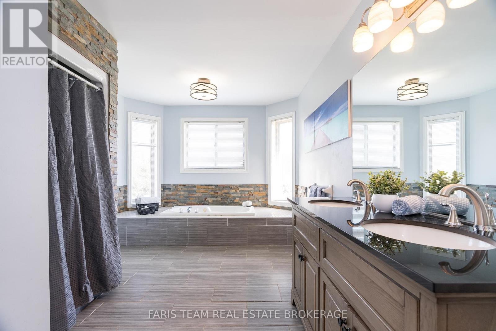 Photo 18 of 36 Marlow Circle, Springwater ON