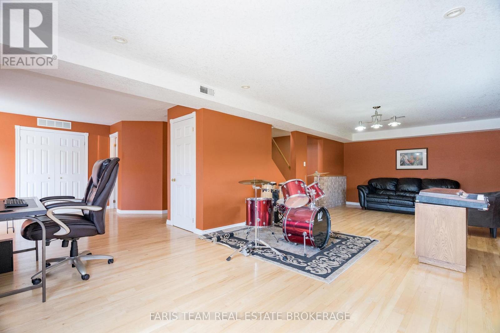 Photo 25 of 36 Marlow Circle, Springwater ON