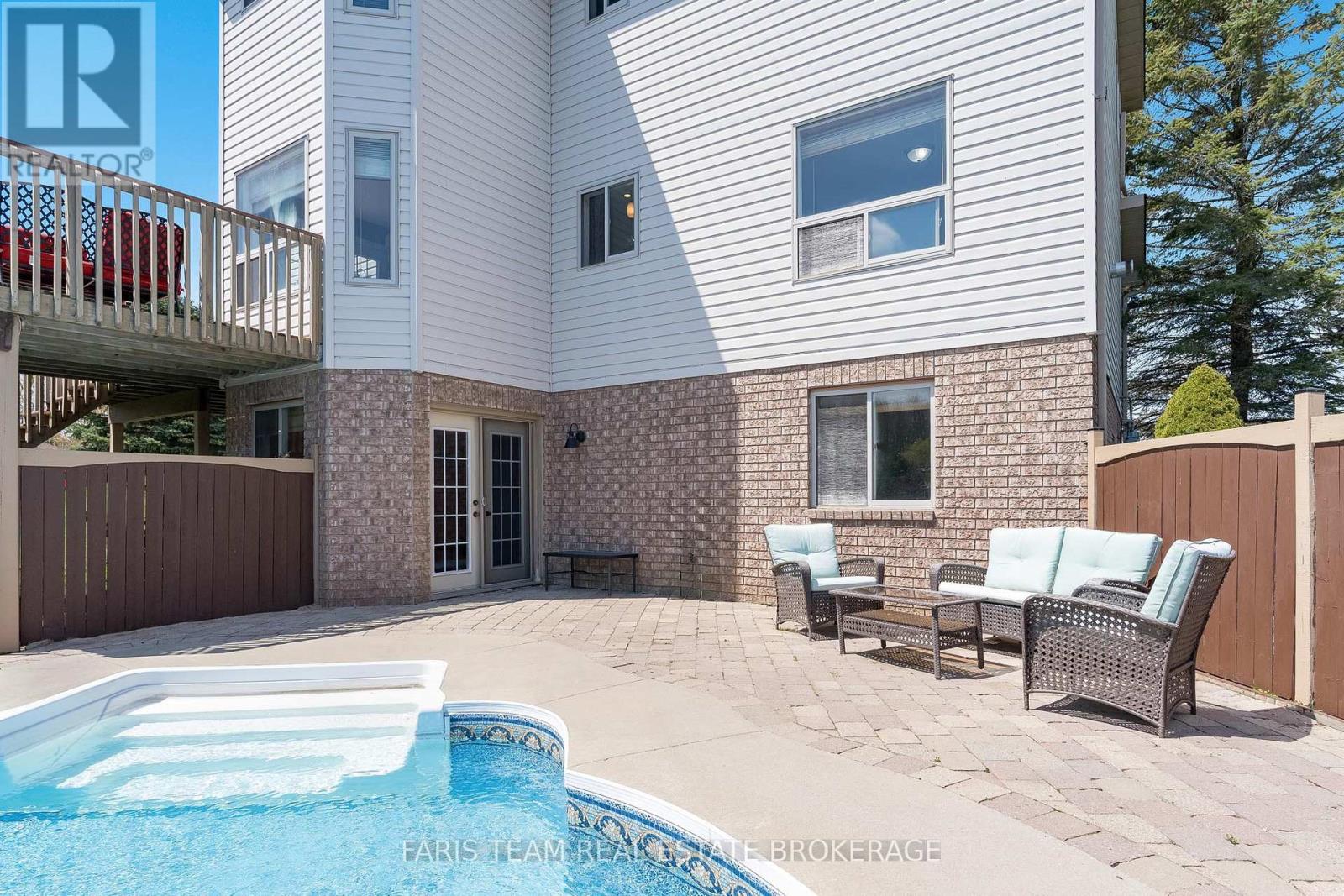 Photo 30 of 36 Marlow Circle, Springwater ON