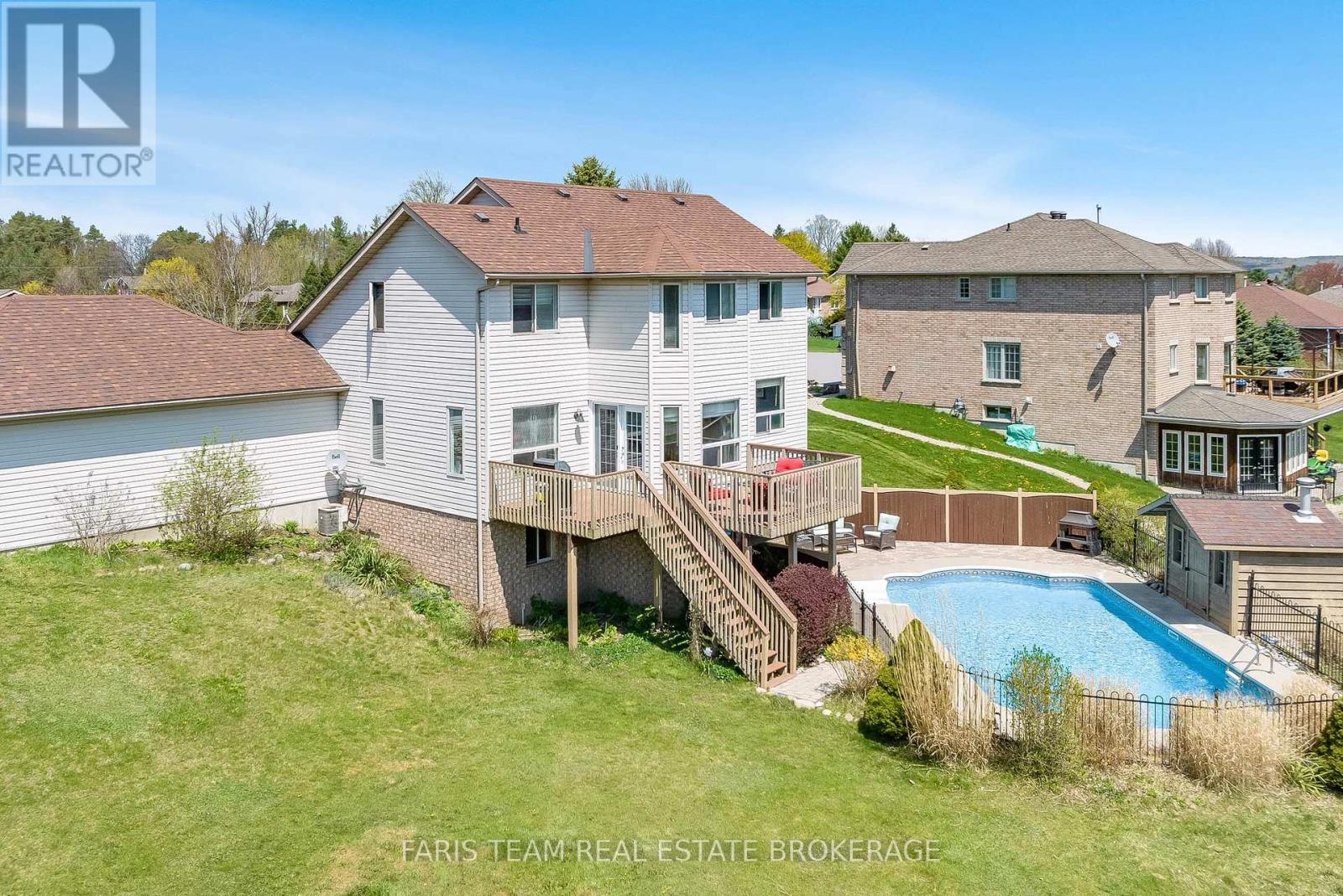 Photo 32 of 36 Marlow Circle, Springwater ON