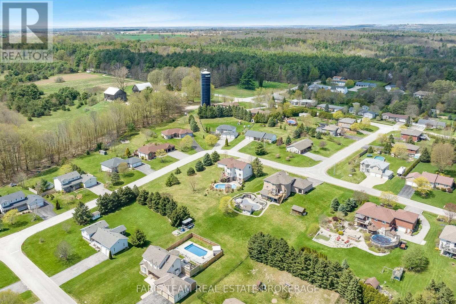 Photo 33 of 36 Marlow Circle, Springwater ON
