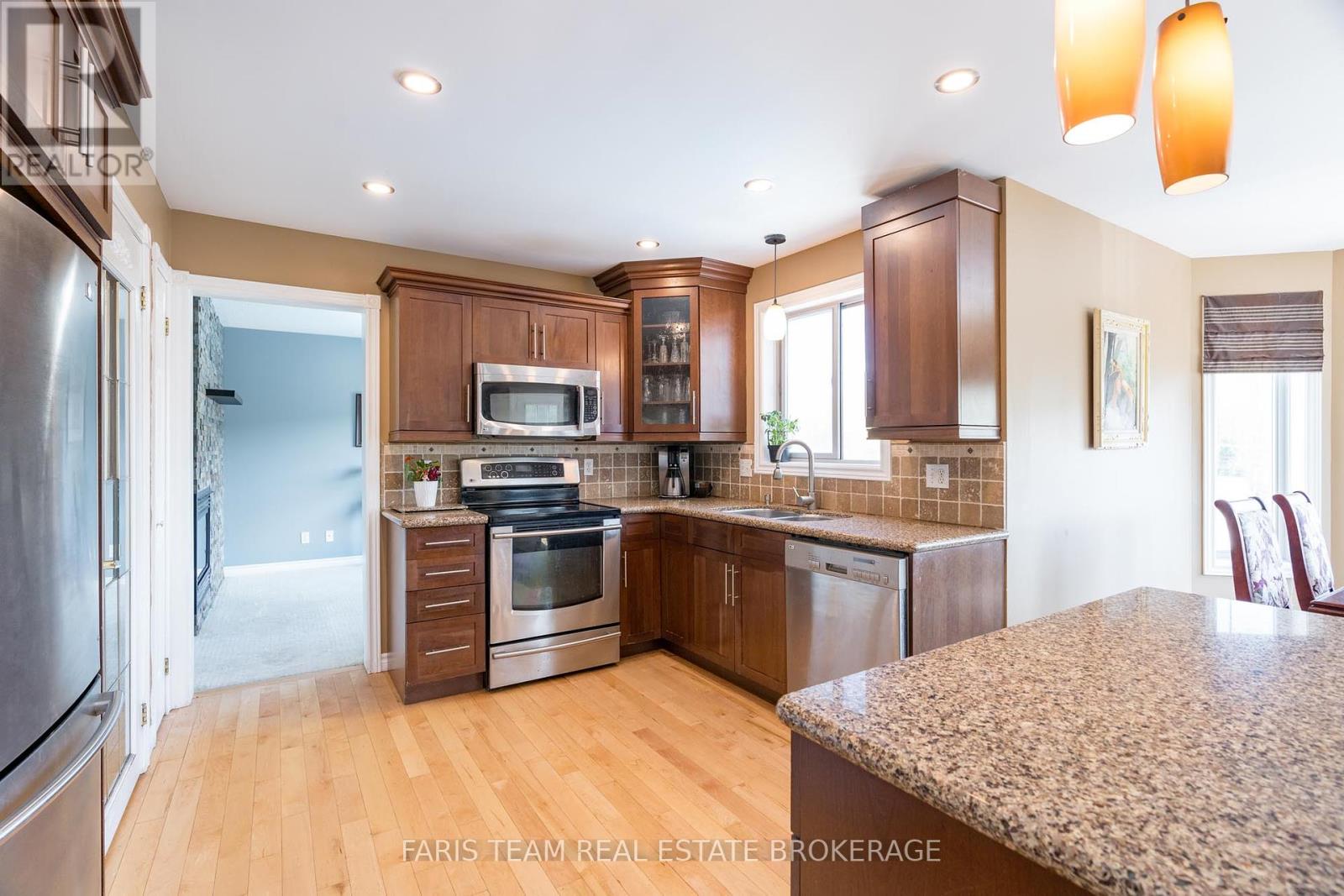 Photo 6 of 36 Marlow Circle, Springwater ON