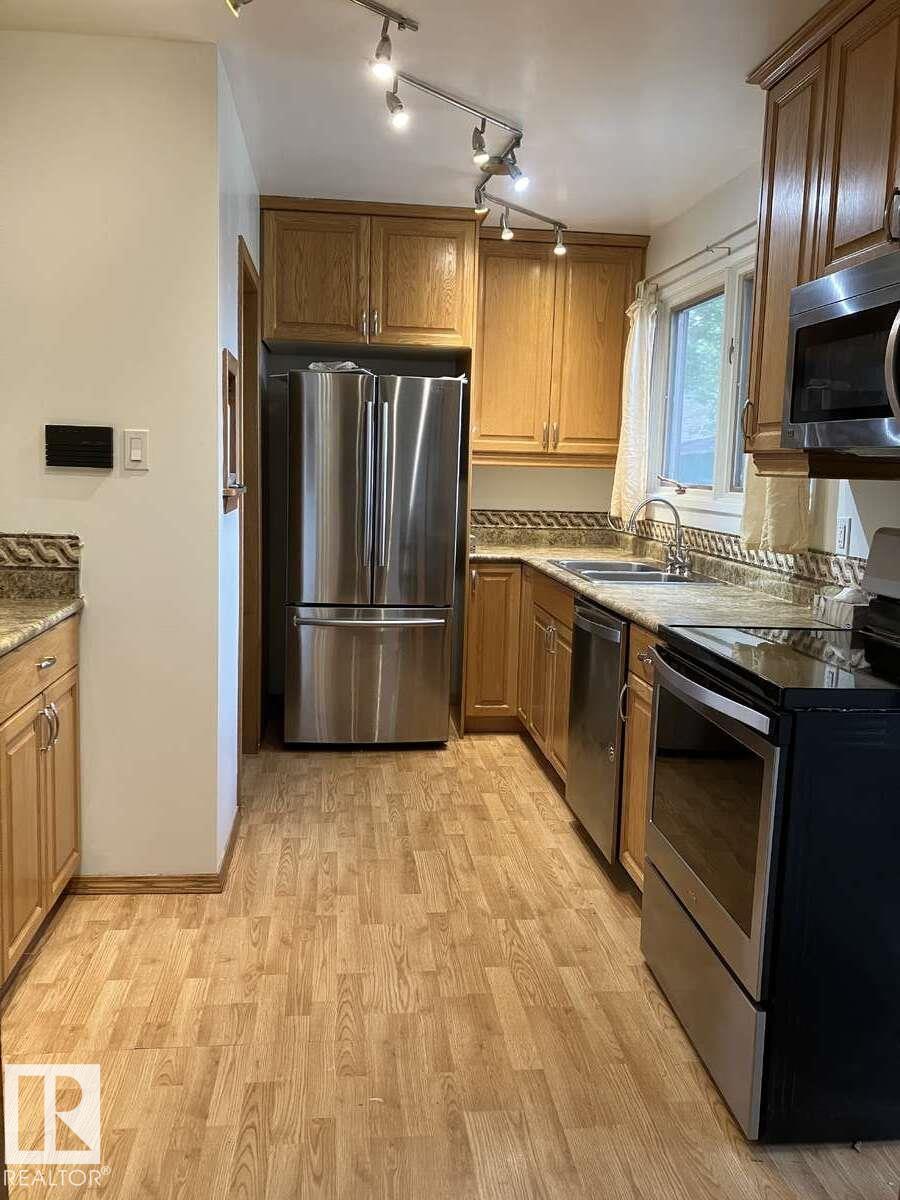Photo 10 of 15212 86 Av Nw, Edmonton AB