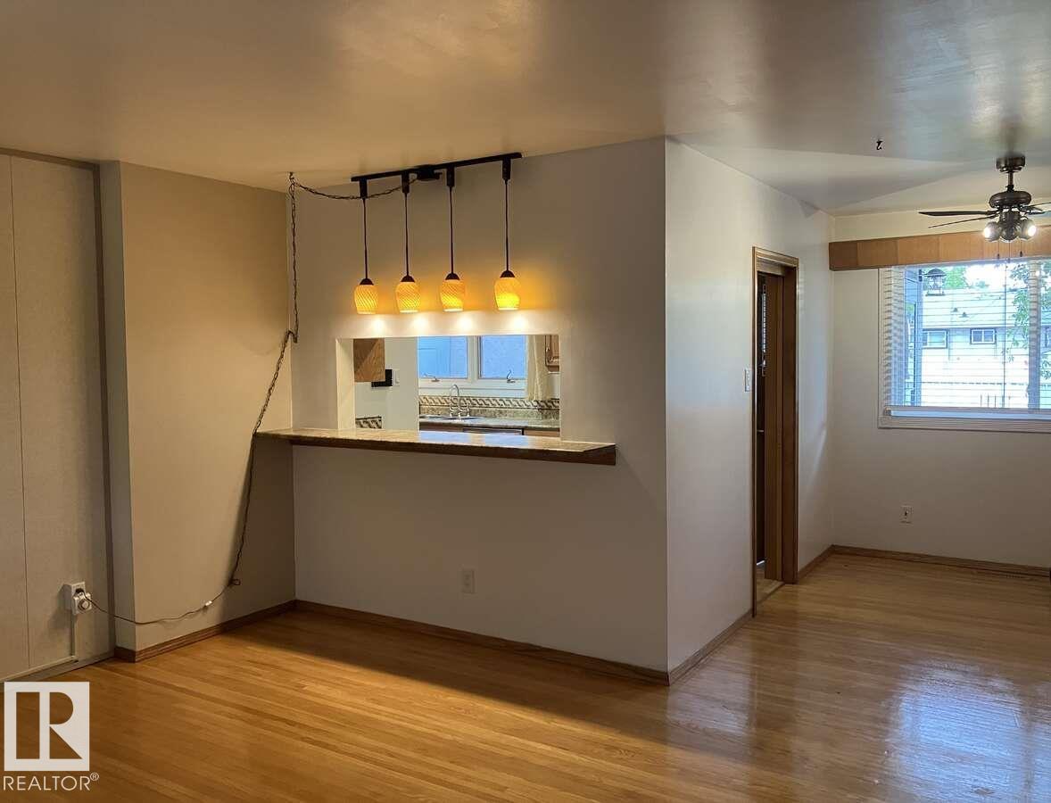 Photo 9 of 15212 86 Av Nw, Edmonton AB