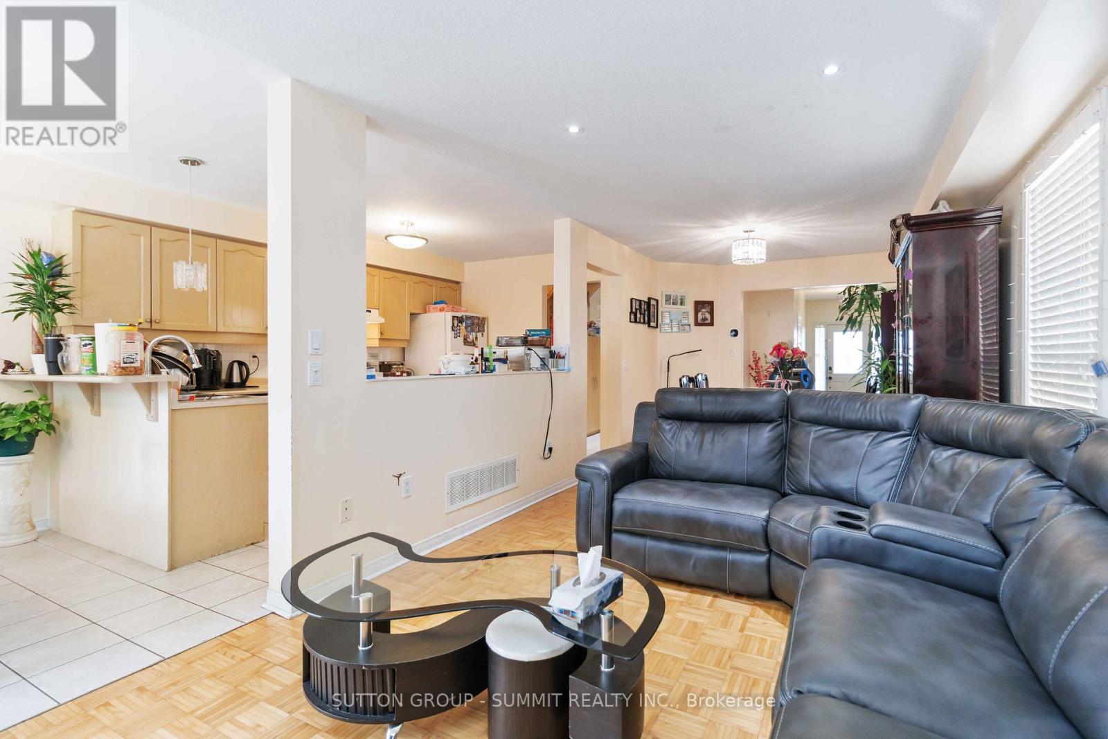 Photo 10 of 90 Twin Pine S, Brampton ON