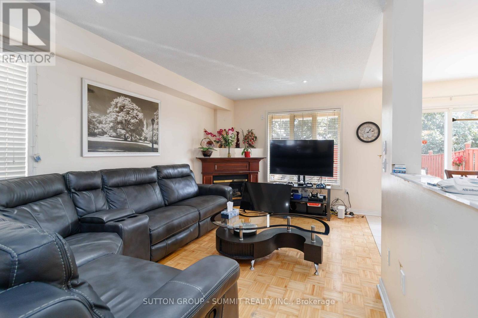 Photo 7 of 90 Twin Pine S, Brampton ON