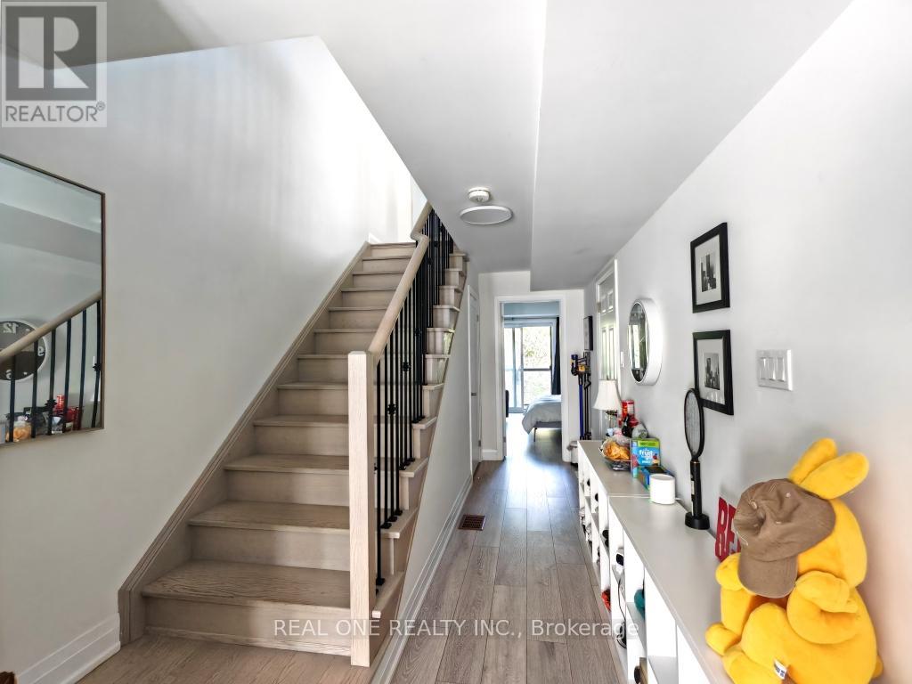Photo 3 of 19 Woodstream Drive, Toronto ON