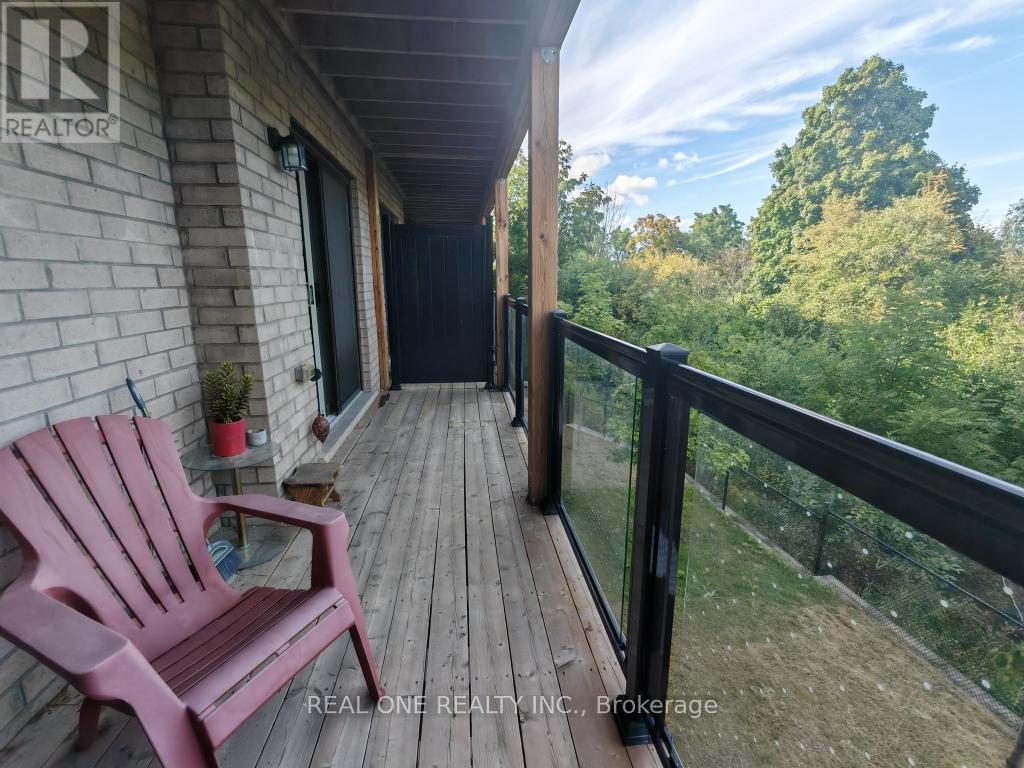 Photo 4 of 19 Woodstream Drive, Toronto ON