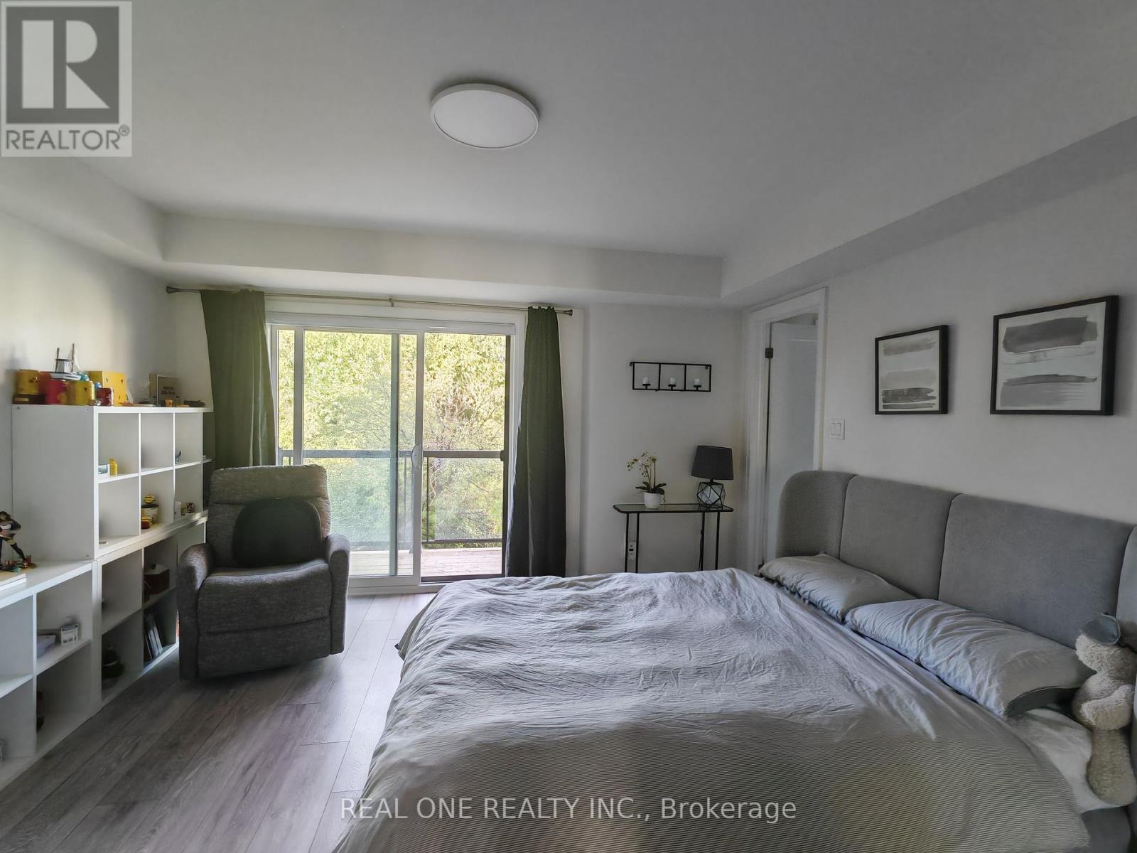 Photo 5 of 19 Woodstream Drive, Toronto ON