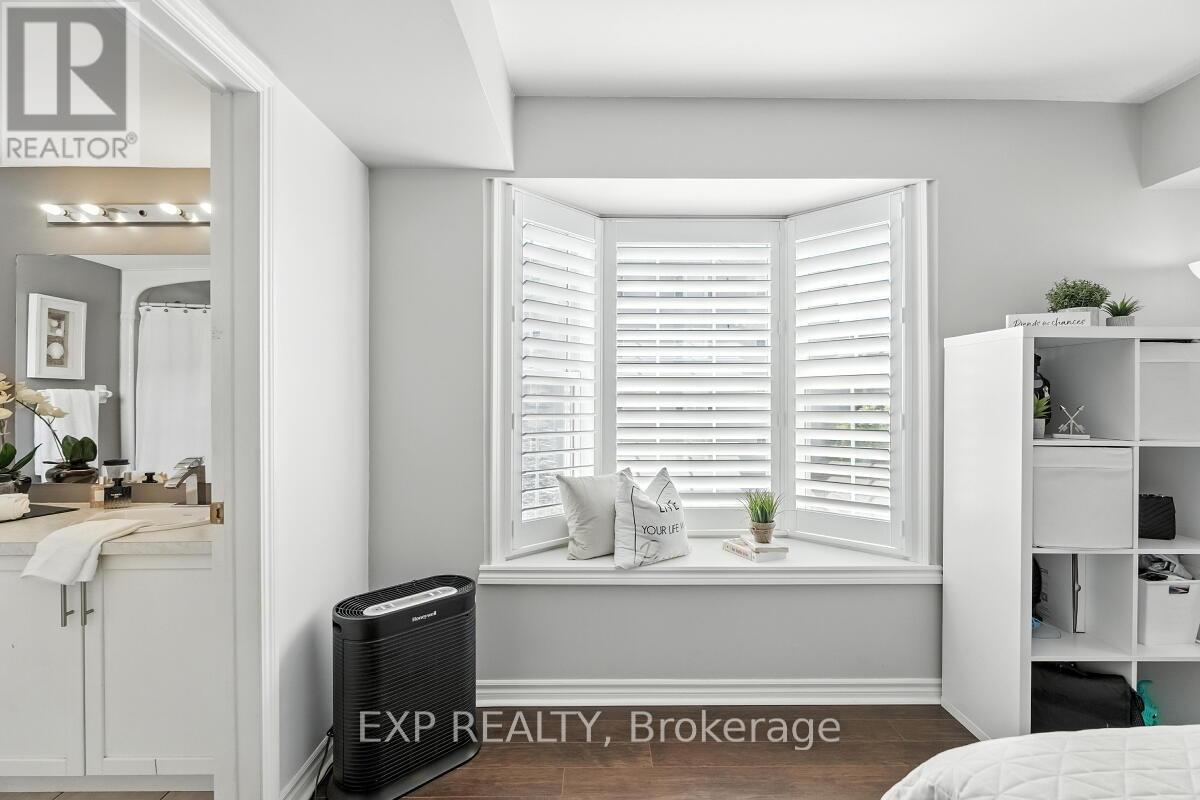 Photo 12 of 215 1421 Walkers Line, Burlington ON
