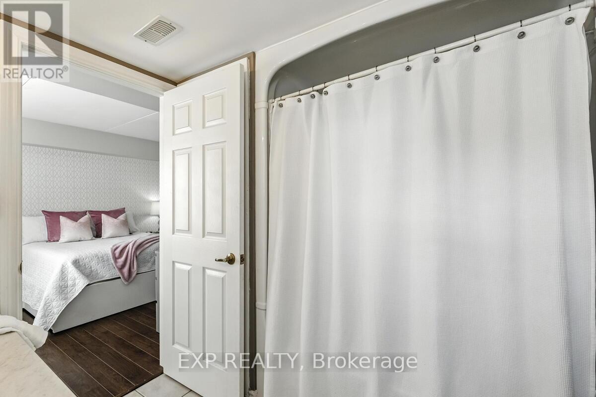 Photo 13 of 215 1421 Walkers Line, Burlington ON